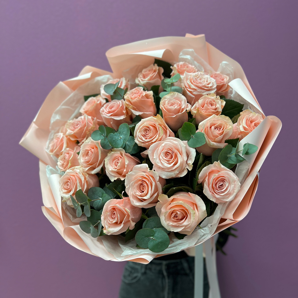 Букет из розовых роз с эвкалиптом #30