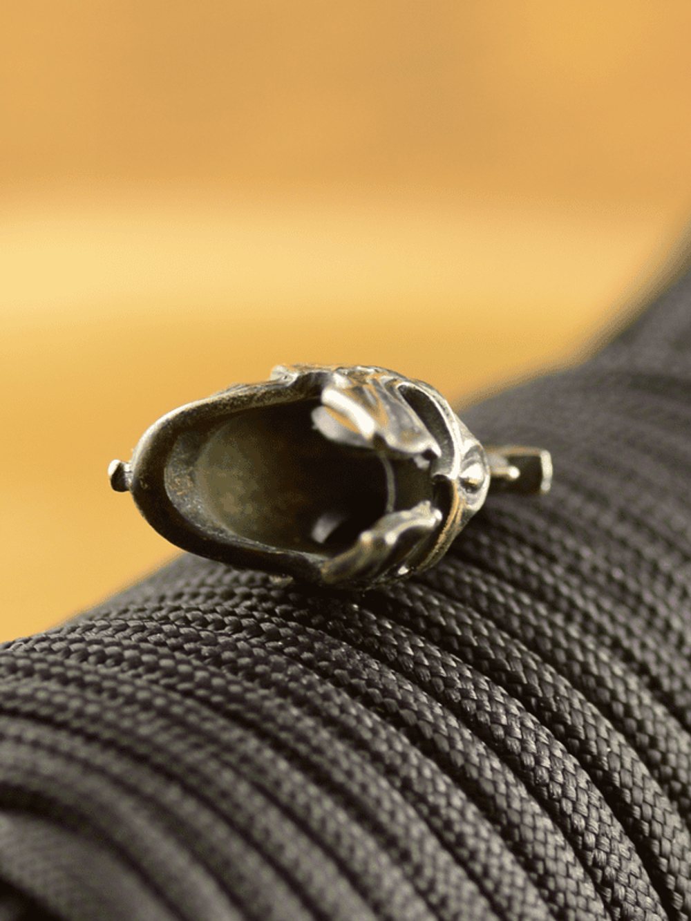 Бусина «Крылатый шлем» из нейзильбера