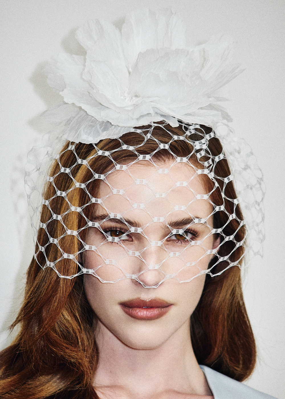 Вуаль из крупной сетки с шелковым цветком