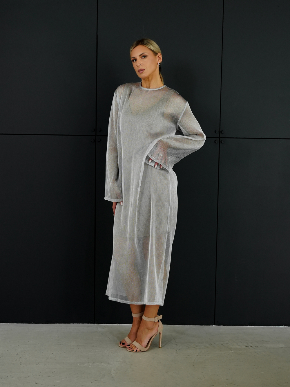 Платье из сетки в серебре оверсайз