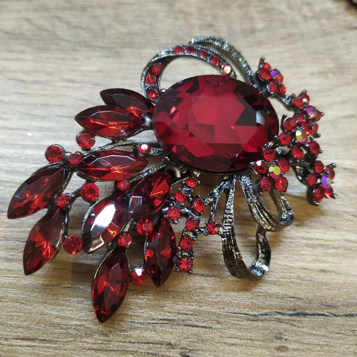 Брошь Crystals Букет 5 цветов овал стразы стекло цвет красный металл серебристый темный
