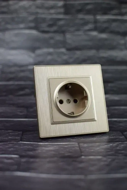 Розетка золото одинарная пластик