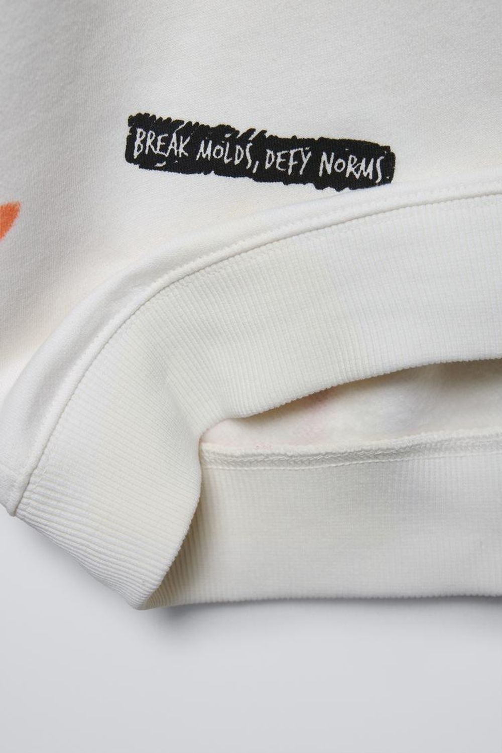 ZARA ТОЛСТОВКА С ПРИНТОМ, ЭКРЮ