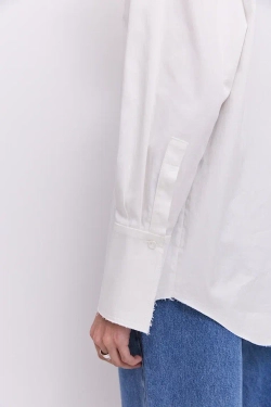 Рубашка с подплечниками белая