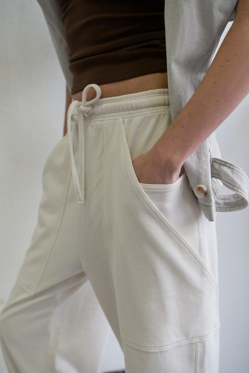 ZARA БРЮКИ-ДЖОГГЕРЫ С КАРМАНАМИ, ЭКРЮ