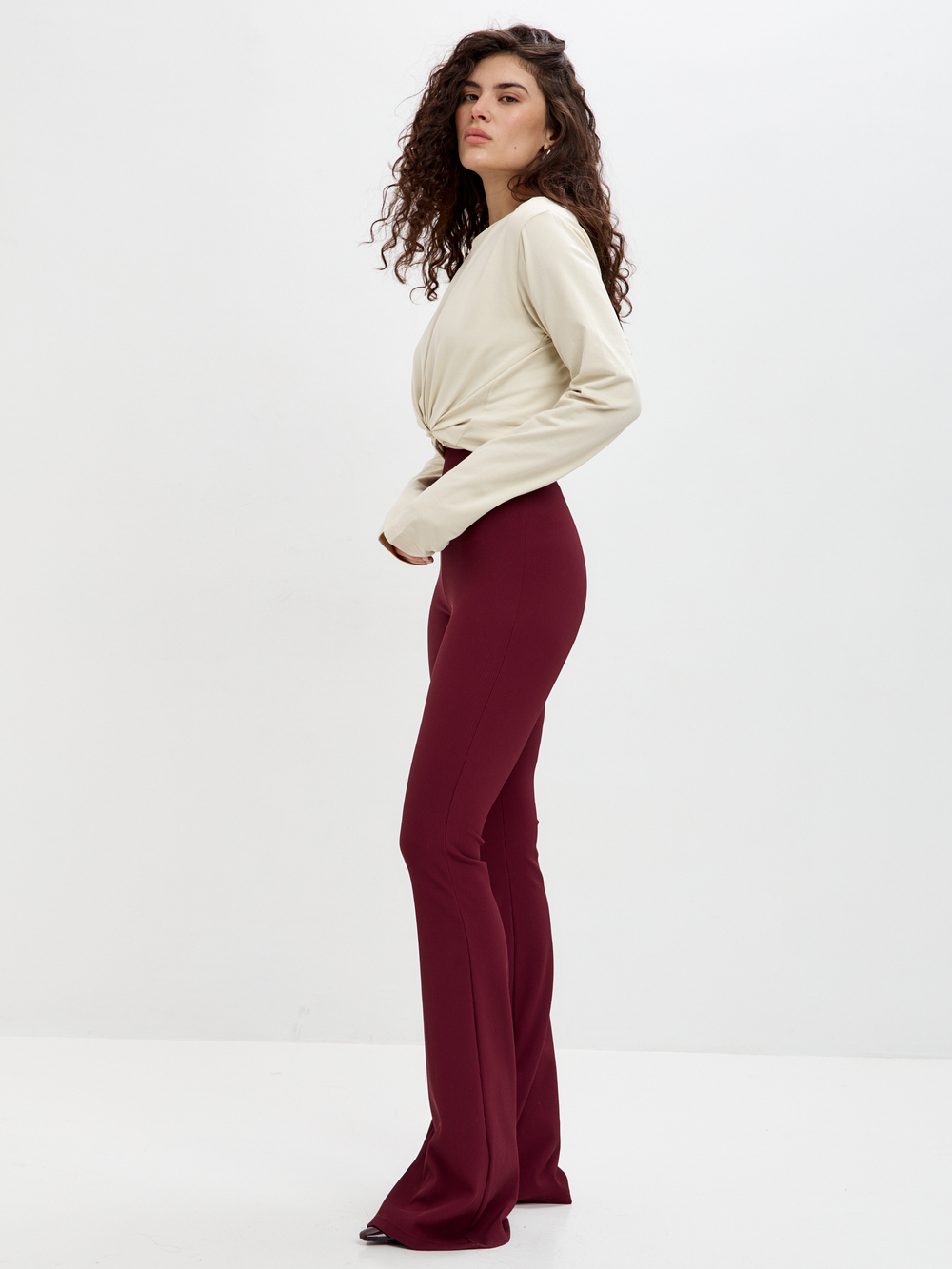 Бордовые расклешенные легинсы в рубчик