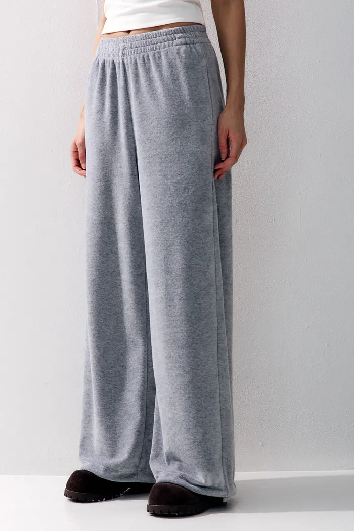 Широкие брюки на резинке из велюровой ткани цвета серый меланж