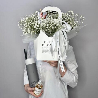 «Эфирная Симфония» гипсофила в стильной сумке и диффузором для дома flame Moscow