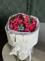 Букет из яркой кустовой пионовидной розы и оксипеталума