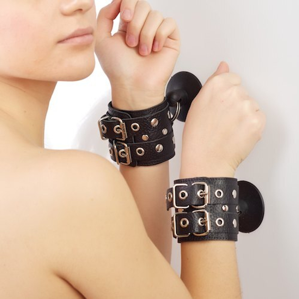 Чёрные наручники с ремешками на присосках (Цвет: черный)