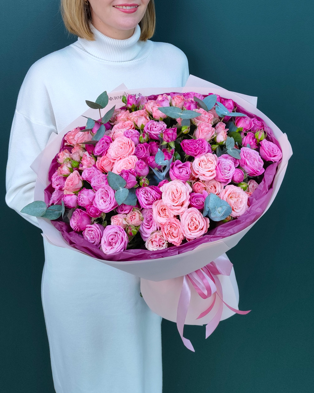 Кустовая пионовидная роза Бомбастик с эвкалиптом,25 веток(00426)