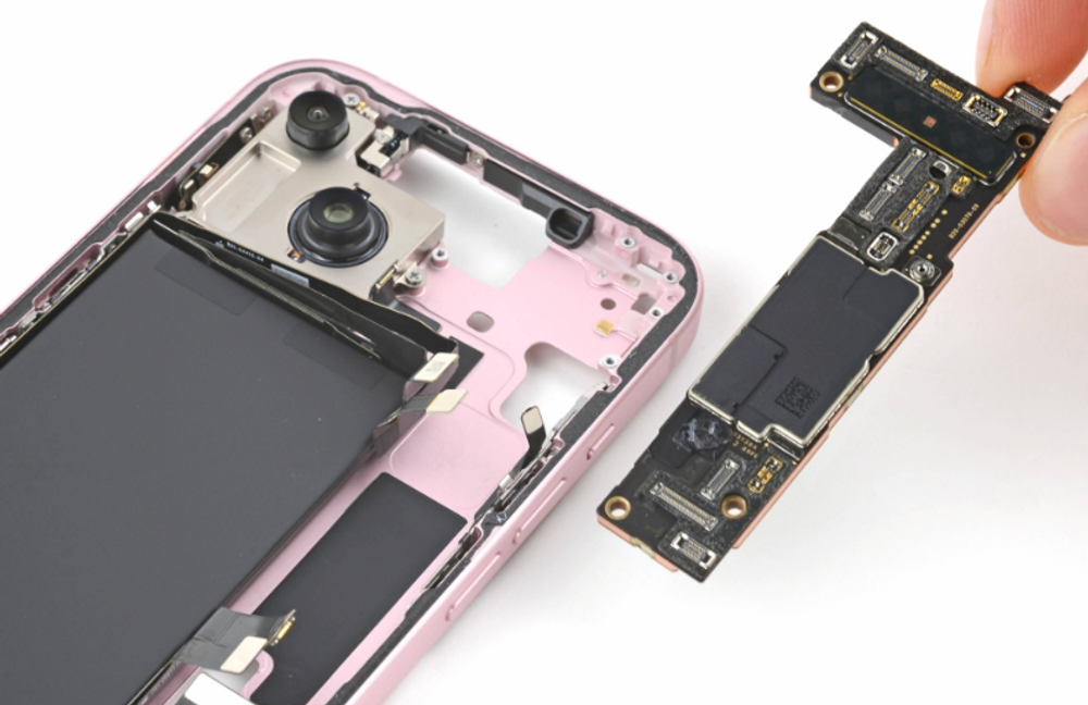 Ремонт материнской платы на iPhone 15