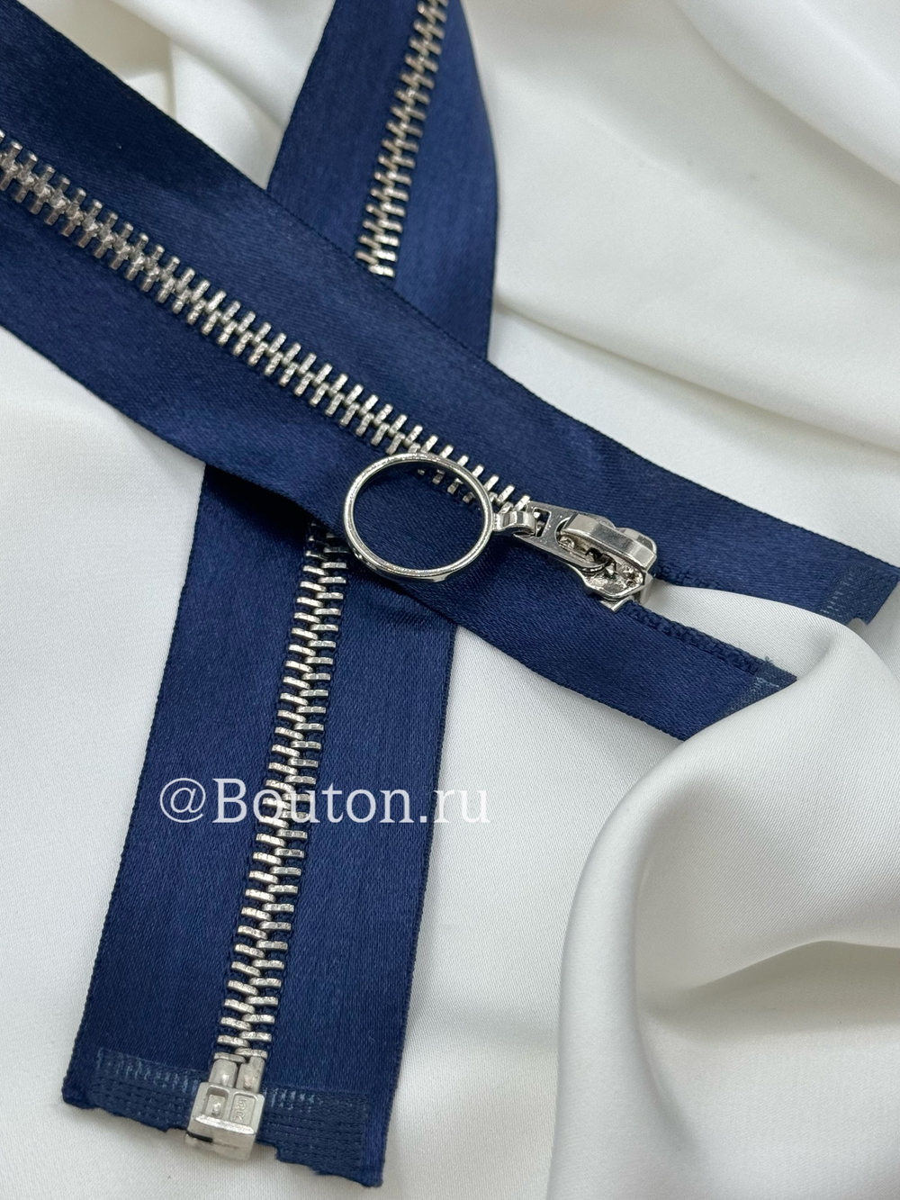 Молния синяя на атласной тесьме серебристая