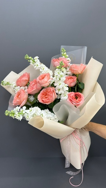 Букет пионовидных роз с маттиолой