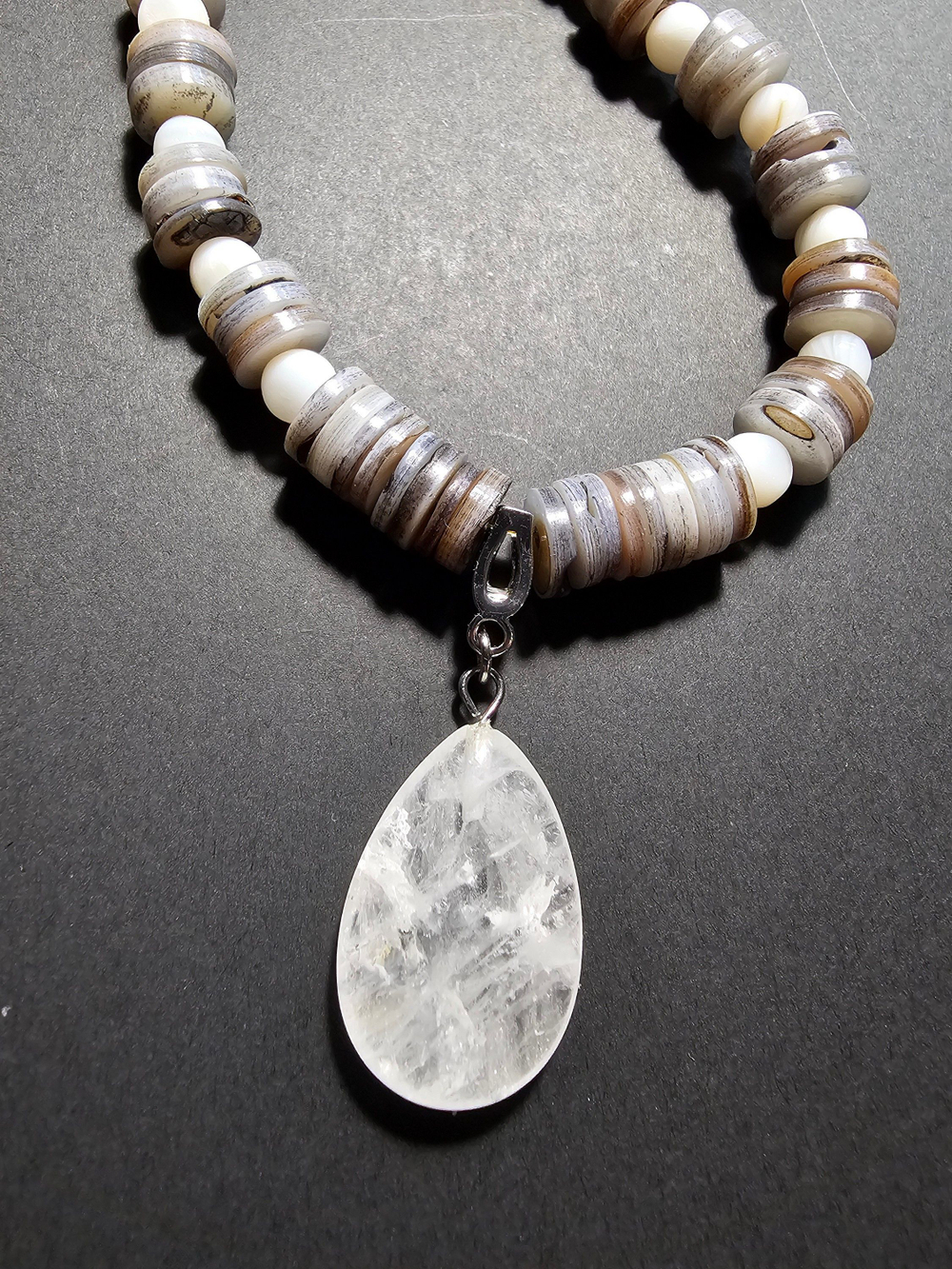 Колье длинное авторское, эксклюзивное, ручной работы из натурального перламутра "Пляжное"