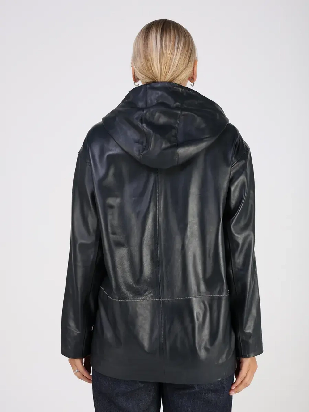 Кожаная куртка демисезонная с капюшоном оверсайз