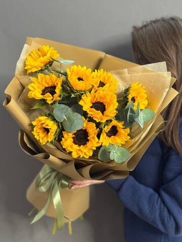 Монобукет из 9 подсолнухов с веточками эвкалипта