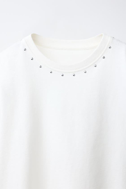 ZARA ФУТБОЛКА С БАХРОМОЙ И ЗАКЛЕПКАМИ, БЕЛЫЙ