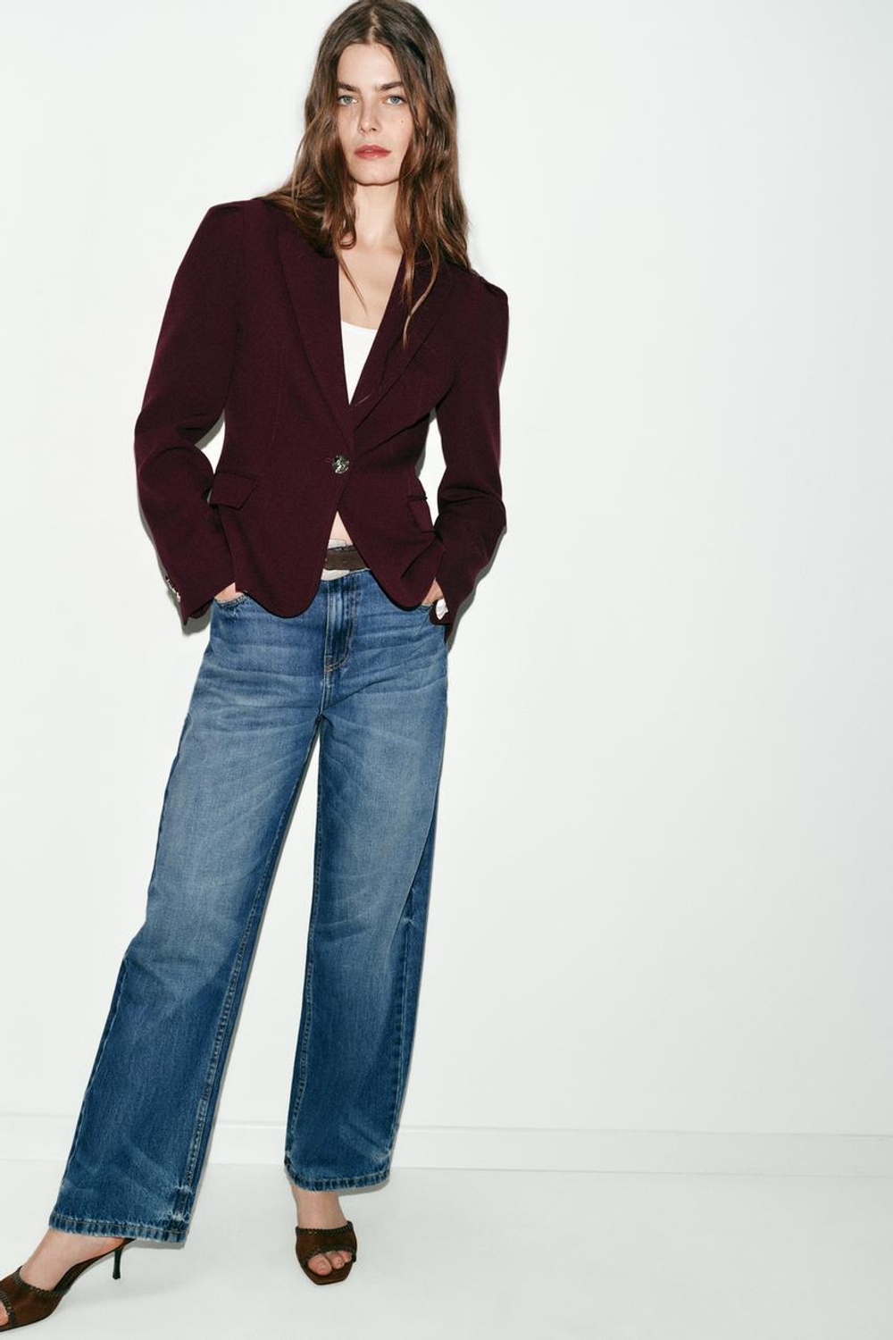 ZARA ПРИТАЛЕННЫЙ БЛЕЙЗЕР С ВЫРАЖЕННЫМИ ПЛЕЧАМИ, БУРГУНДИ