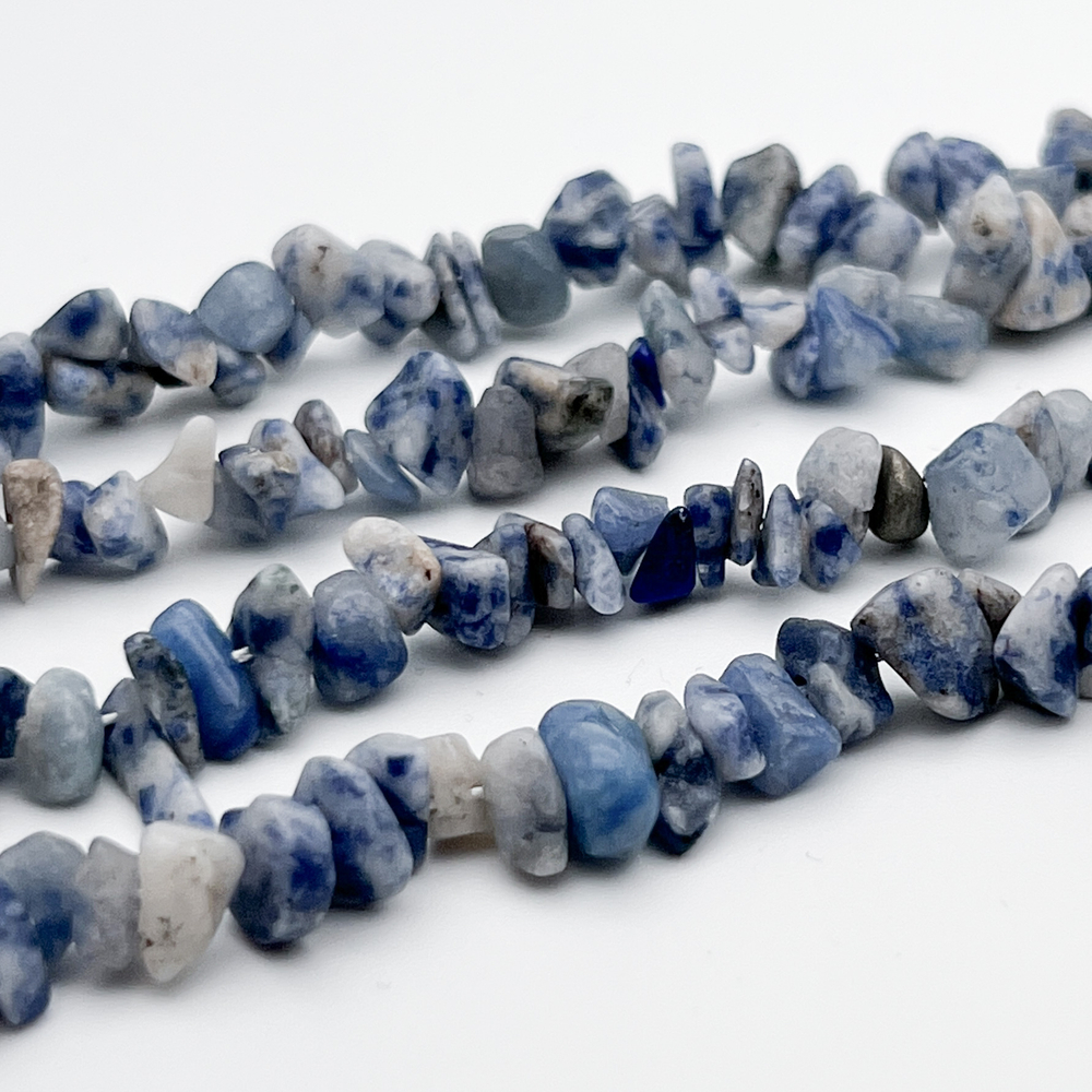 Содалит, крошка 4-8 мм, цена за нить 38 см