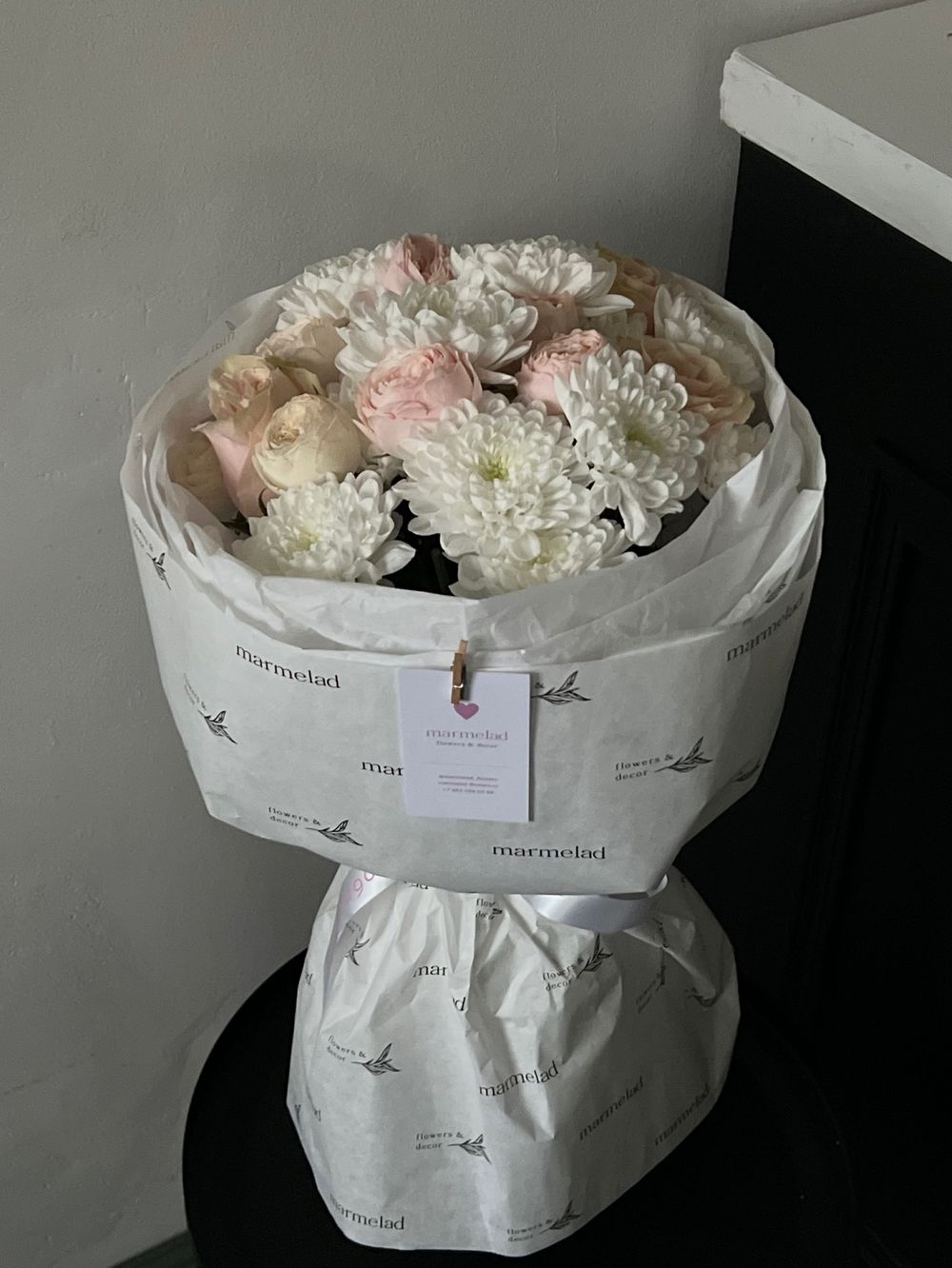 Авторский букет из хризантемы, кустовых пионовидных и классических роз