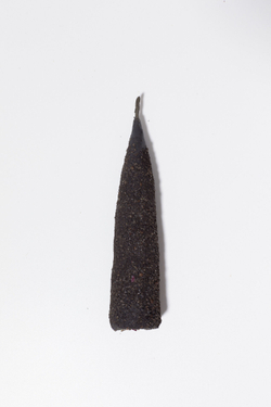 Крупная чёрная конусная свеча