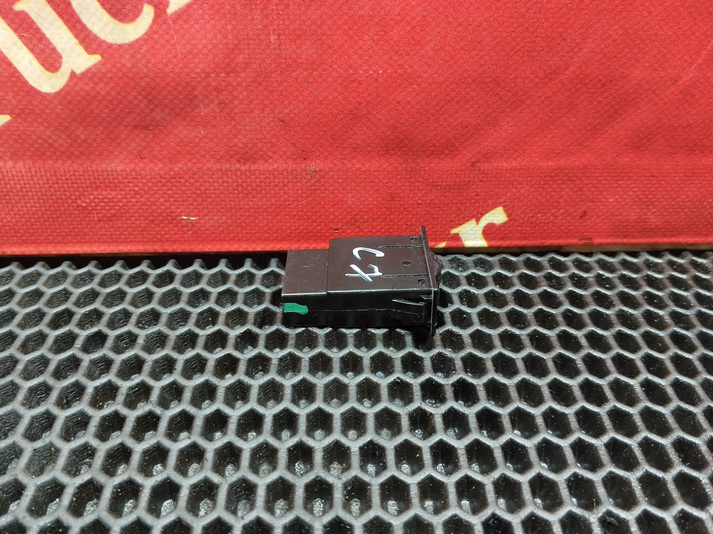 Кнопка регулировки света фар