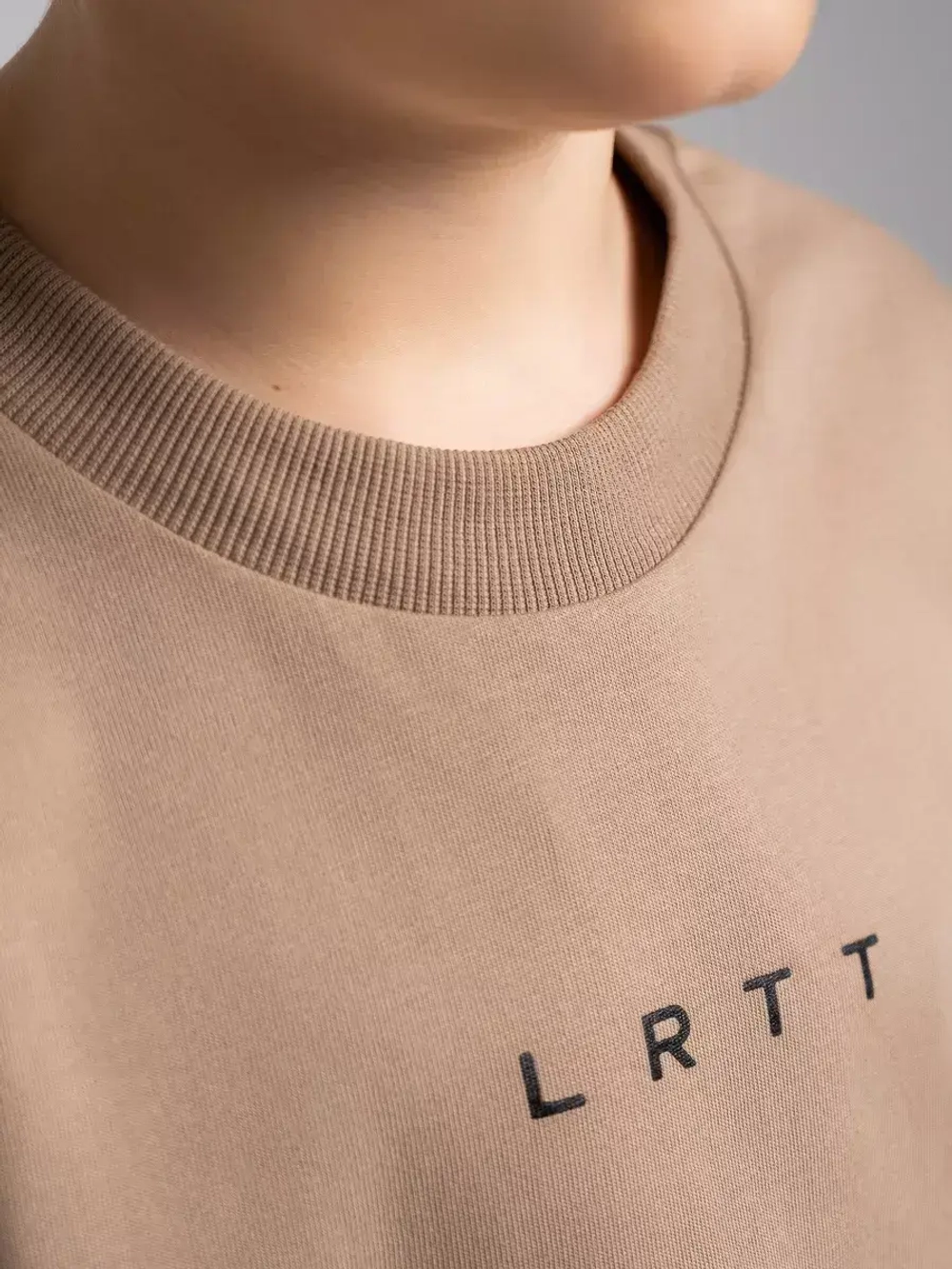 Бежевый лонгслив оверсайз для мальчика