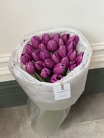Букет из 25 фиолетовых тюльпанов