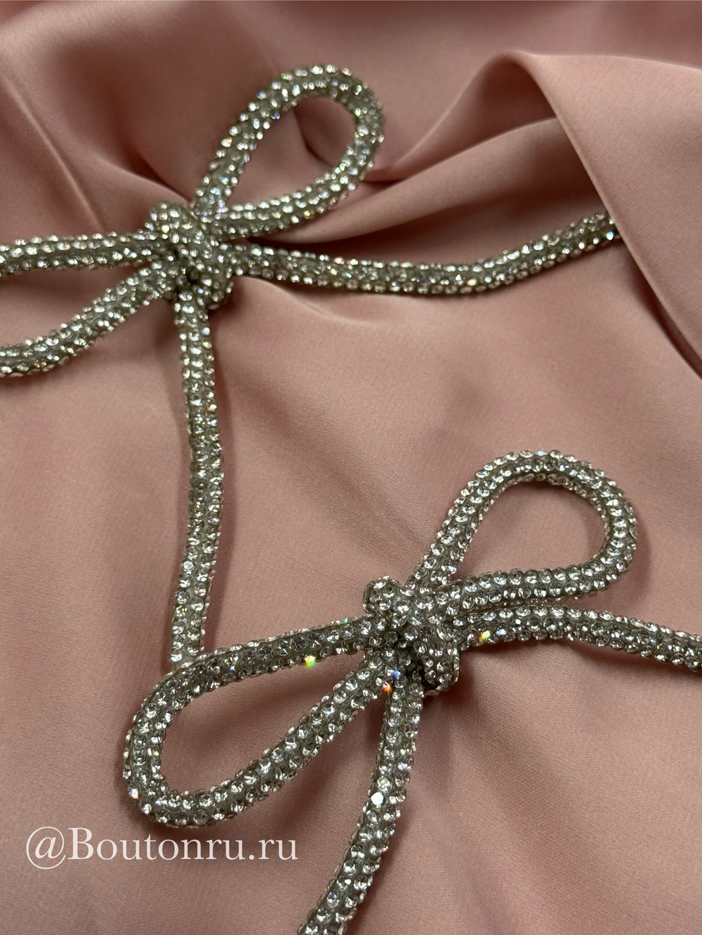 Декоративный бантик из стразового серебристого шнура