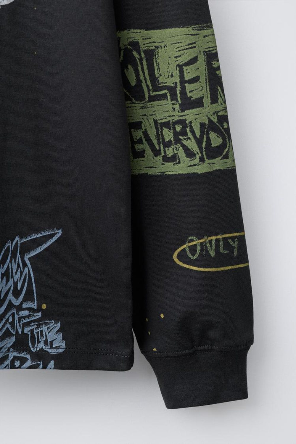 ZARA ЛОНГСЛИВ С ПРИНТОМ ГРАФФИТИ, ТЕМНЫЙ АНТРАЦИТ