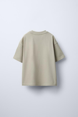 ZARA ФУТБОЛКА ИЗ ПЛОТНОГО ДЖЕРСИ С ПРОРЕЗИНЕННОЙ НАШИВКОЙ, ХАКИ