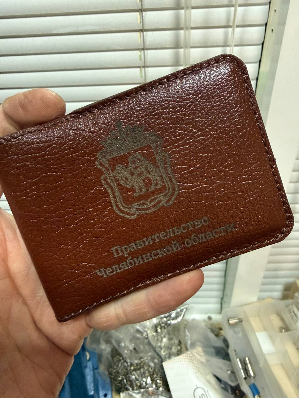 Обложка для удостоверения. Цвет: темно-коричневый (лама)