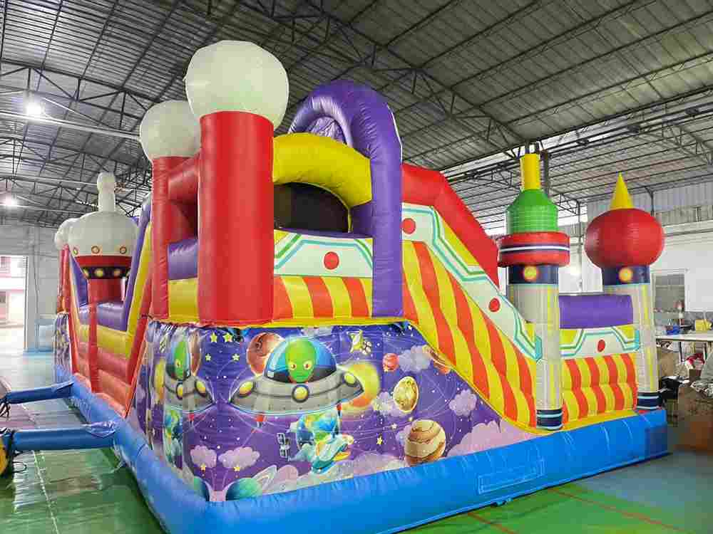 Коммерческий надувной батут «Инопланетяне», 10*5*3,5 м