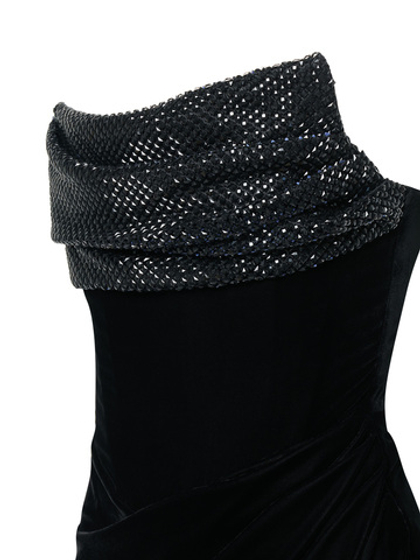 Черное вечернее платье с отделкой из кристаллов