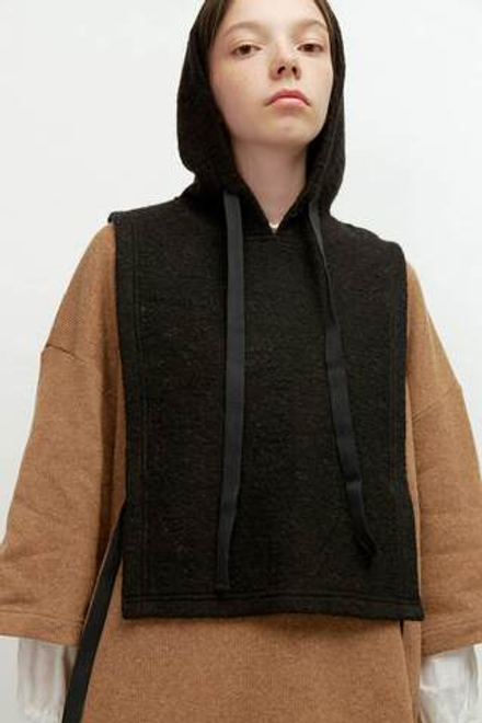Жилет с капюшоном черного цвета