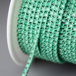 Матовая стразовая цепь, 2мм, мятный кристалл в зеленых цапах