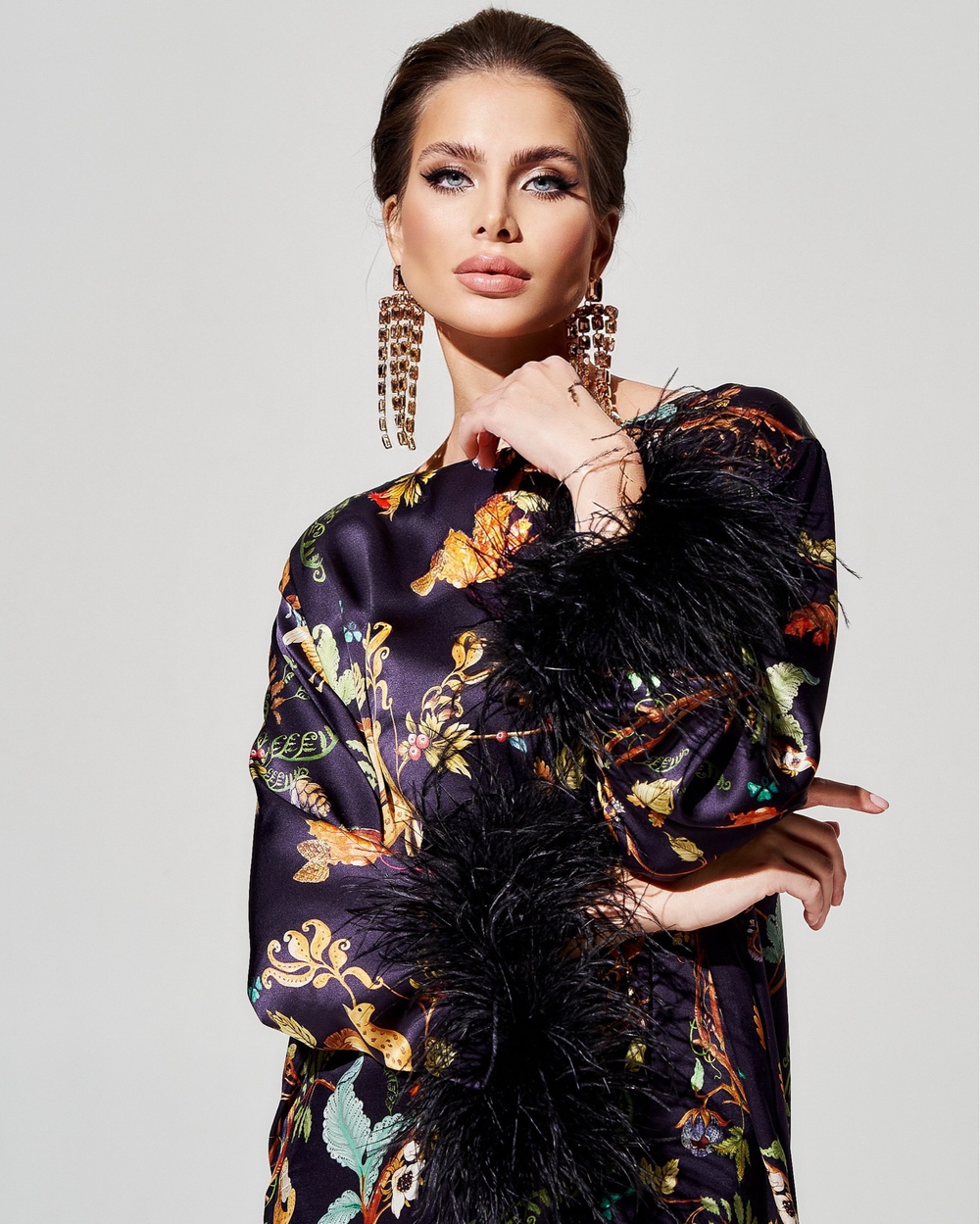 Платье из 100% шелка с перьями страуса