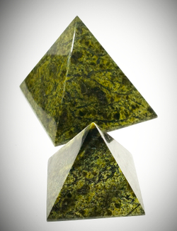 Пирамида из змеевика 65-65-65мм