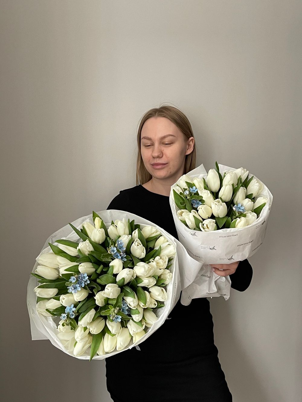 Букет из 19 белых тюльпанов и незабудок