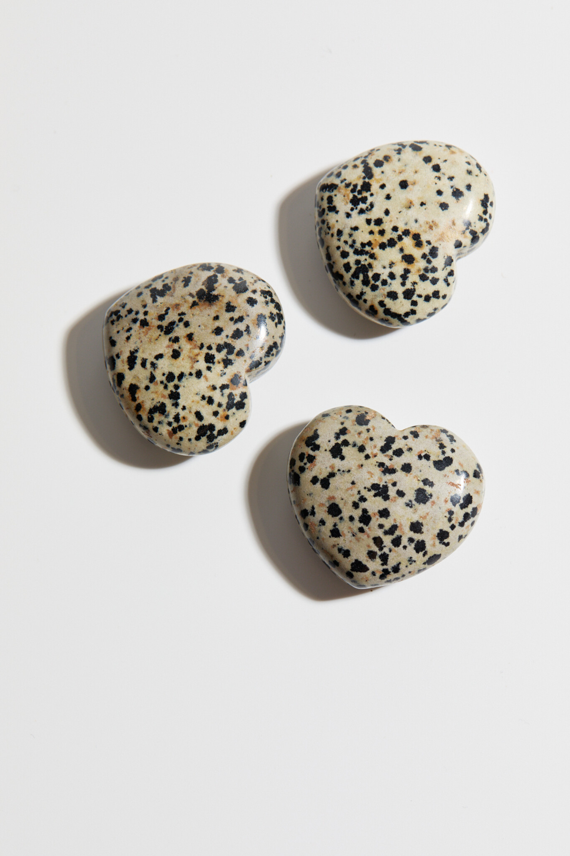 Сердечко из далматиновой яшмы