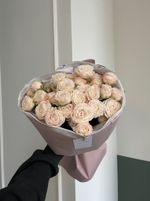 Авторский букет из кустовой пионовидной розы с крупным бутоном в оформлении