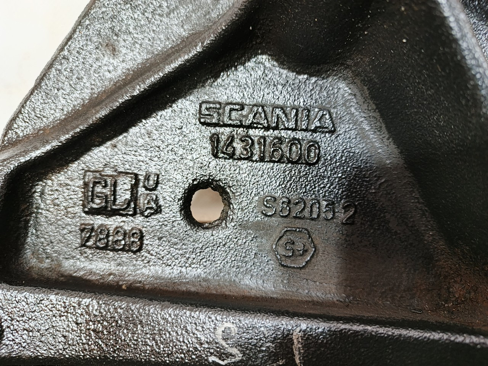 Кронштейн усилителя бампера правый