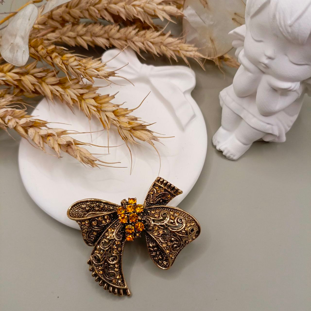 Брошь "Бантик со стразами"