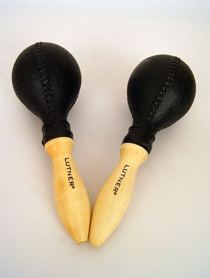 M16 Пластиковые маракасы на деревянной ручке диаметр 9,4cм, длина 25,5см. Fleet