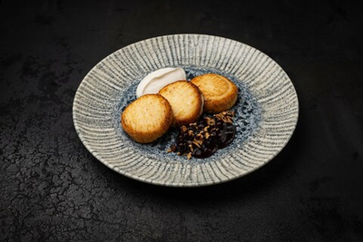 Сырники с конфи из черной смородины со сметаной