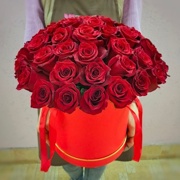 Шляпная коробка из 51 розы сорта "Эксплорер" (Эквадор 60 см)