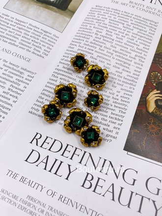 Пуговицы бронза с чернением с изумрудным стразом