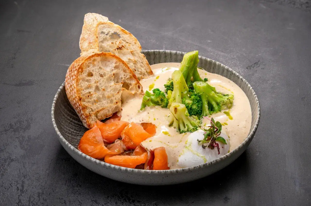 Запеченная брокколи с семгой, ореховым соусом и яйцом пашот