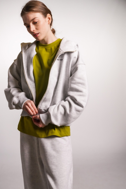 Худи на молнии укороченная из светло-серого футера меланж, без начеса